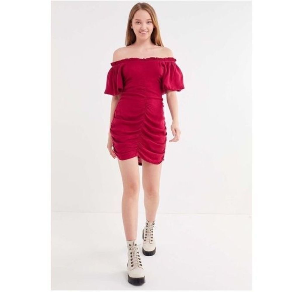 Urban Outfitters Off the Shoulder Ruched Mini Dress in Raspberry size 4